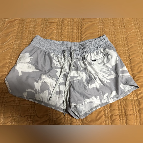 Vuori Pants - Vuori Clementine Light Gray & White Floral Athletic Shorts